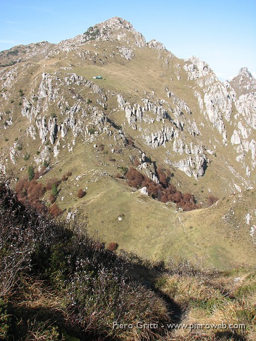 cancervo 165.jpg - Sotto di noi il Passo di Grialeggio (1707 m.), in alto cima Venturosa (1999 m.)